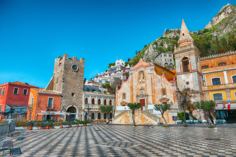 Taormina Altstadt – Piazza IX Aprile mit Kirche San Giuseppe und Uhrturm Historische Altstadt von Taormina auf Sizilien mit Piazza IX Aprile, Kirche San Giuseppe und dem mittelalterlichen Uhrturm – beliebtes Ausflugsziel an der Ostküste Italiens