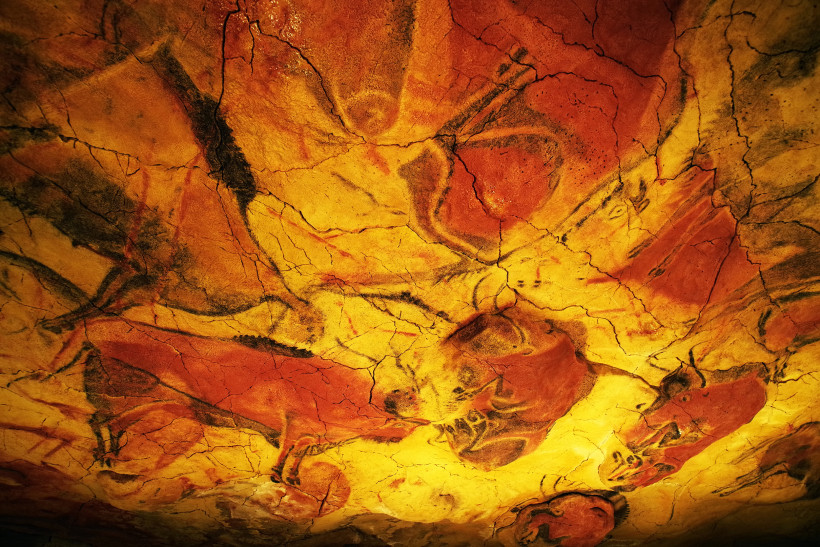 Deckenmalerei in der Höhle von Altamira mit prähistorischen Bison-Darstellungen in Rot- und Ockertönen