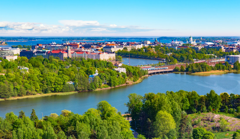 Helsinki: Stadtpanorama mit Wasserflächen, Parkanlagen und Gebäuden Panoramablick auf Helsinki mit Uferlandschaft, Grünflächen und Innenstadt am Wasser