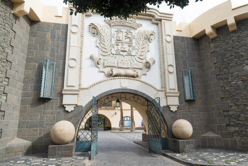 Pueblo Canario – historisches Dorfensemble in Las Palmas de Gran Canaria Das Pueblo Canario in Las Palmas de Gran Canaria ist ein liebevoll gestaltetes, traditionelles Dorf im Parque Doramas. Das markante Eingangstor mit dem Stadtwappen führt zu einem Ensemble aus weißen Häusern, Kopfsteinpflaster und Innenhöfen, in denen rege