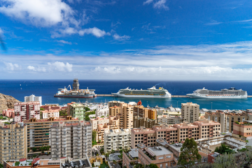 Hafen von Santa Cruz de Tenerife mit Kreuzfahrtschiffen vor der Küste Blick auf den Hafen von Santa Cruz de Tenerife mit zwei Kreuzfahrtschiffen und Stadtbebauung im Vordergrund