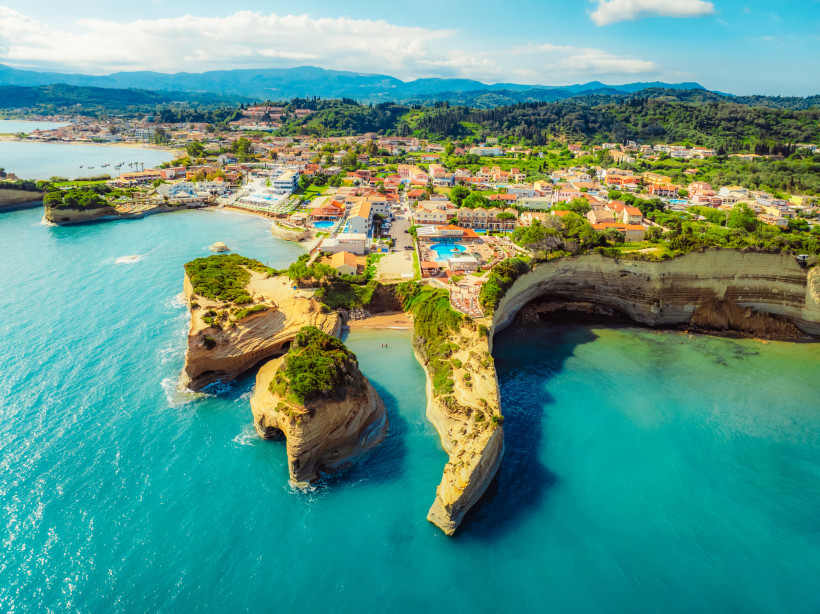 Luftaufnahme von Sidari auf Korfu mit dem berühmten Canal d’Amour und spektakulären Sandsteinfelsen