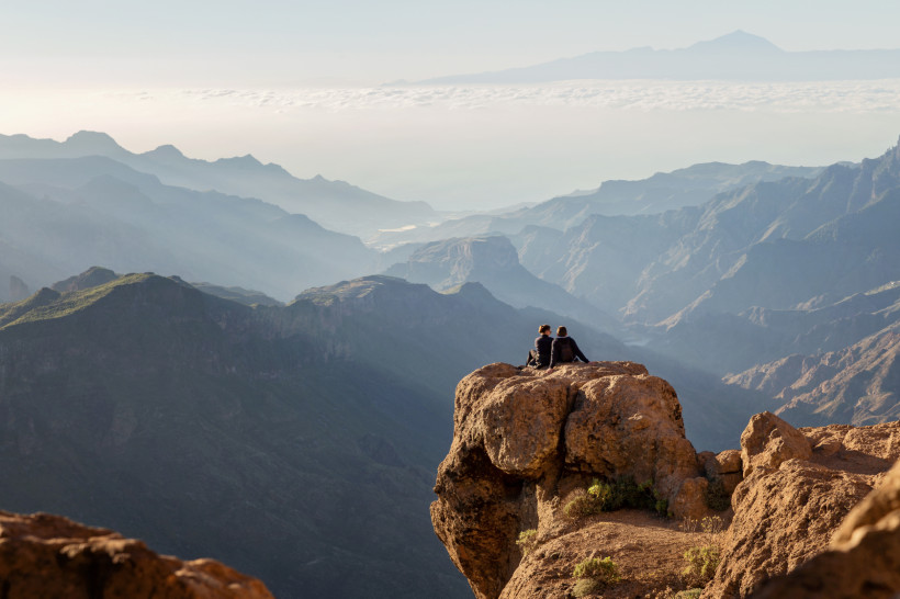 Blick vom Roque Nublo, Gran Canaria ein Paar auf einem Felsen beim Wandern in den Bergen
