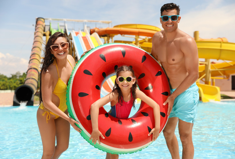 Familie mit Kind im Aquapark eines All-Inclusive-Resorts – perfekter All Inclusive Familienurlaub mit Wasserrutschen und Poolspaß
