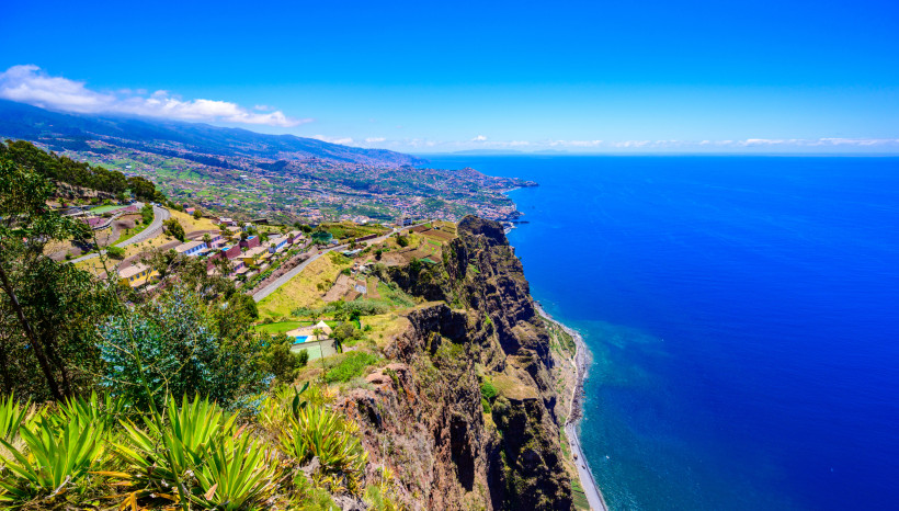 Panoramablick vom Cabo Girão auf Madeira über die grüne Landschaft, die Steilküste und das tiefblaue Meer