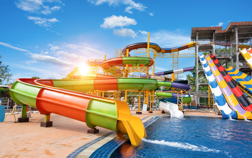 Bunte Wasserrutschen und Pools im Watercity Wasserpark auf Kreta