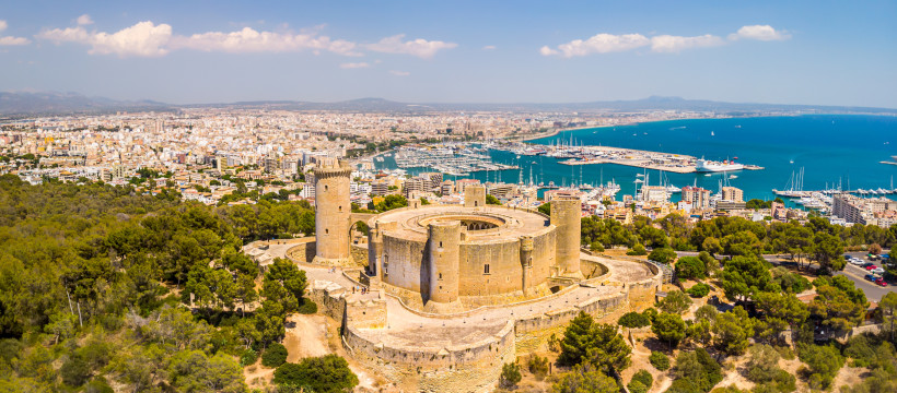 Castell de Bellver bei Palma de Mallorca, Rundburg mit Türmen und Blick auf Stadt und Hafen