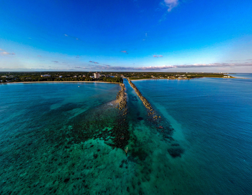 Grand Bahama: Küstenabschnitt mit Wellenbrecher und Lagune Luftaufnahme der Küste von Grand Bahama mit langem Wellenbrecher und türkisfarbenem Meer