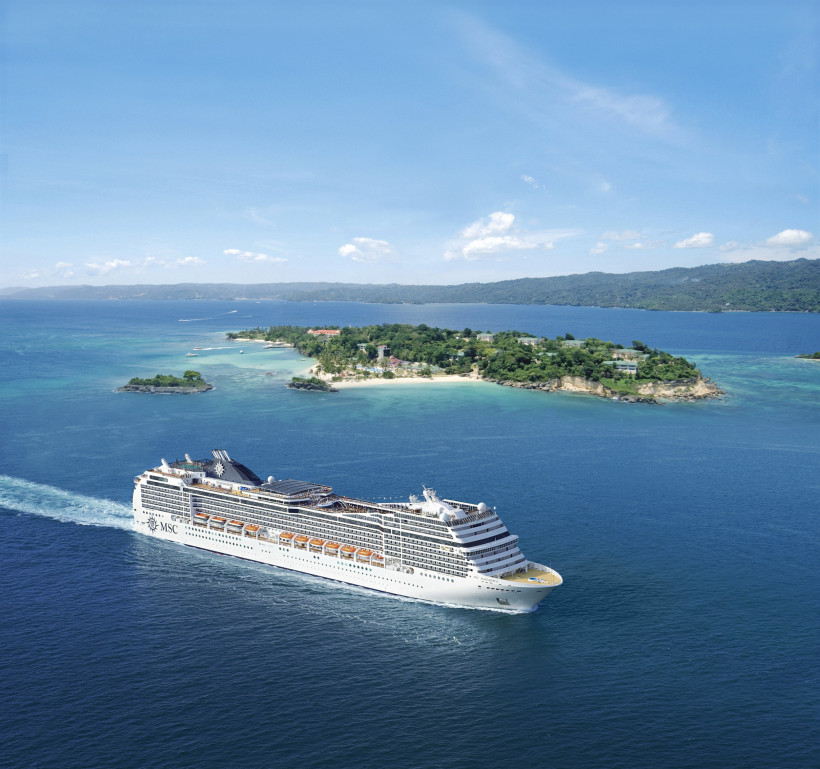 MSC Magnifica in der Karibik und auf den Antillen Kreuzfahrtschiff MSC Magnifica vor einer karibischen Insel im blauen Meer
