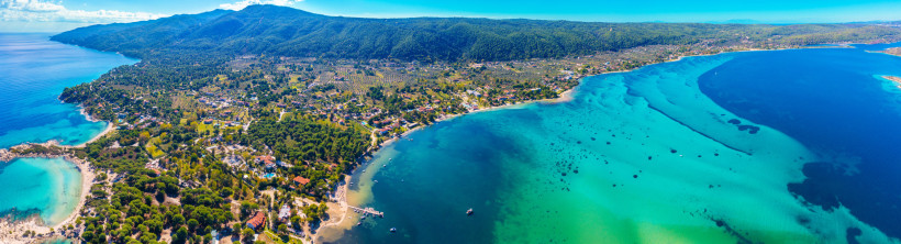 Griechenland - Chalkidiki Panoramaaufnahme der Halbinsel Chalkidiki in Griechenland mit endlosen Stränden, türkisblauem Meer und grünen Hügeln. Beliebtes Urlaubsziel für Natur und Badeferien.