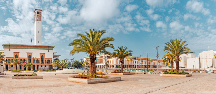 Casablanca – Mohammed-V.-Platz mit Uhrturm und Palmen Mohammed-V.-Platz in Casablanca, Marokko, mit Uhrturm, Palmen und historischen Gebäuden – beliebter Treffpunkt und Sehenswürdigkeit im Stadtzentrum.