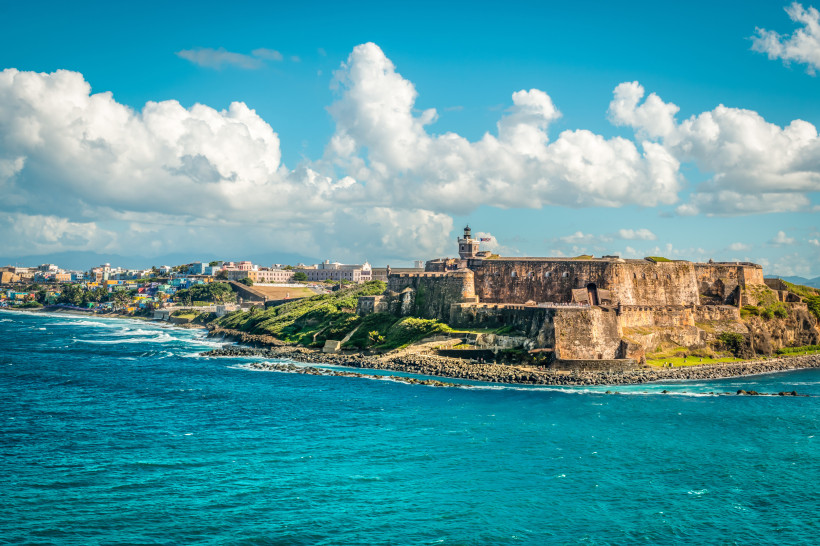 Festung Castillo San Felipe del Morro an der Küste von San Juan, Puerto Rico, mit Blick auf das Meer