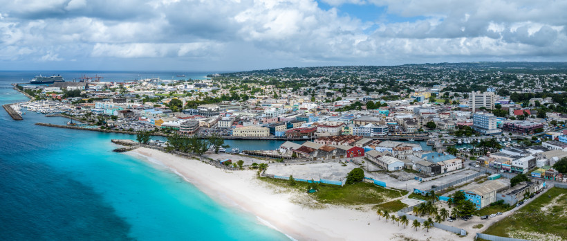 Bridgetown aus der Luft – Hauptstadt von Barbados mit Hafen und Traumstrand Luftaufnahme von Bridgetown auf Barbados mit Hafen, Strand und historischen Gebäuden.