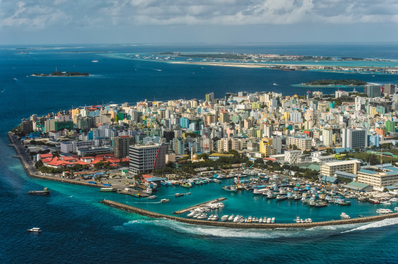 Malediven - Malé Luftaufnahme von Malé, Malediven – dicht bebaute Inselhauptstadt mit Hafen, Booten und türkisblauer Lagune