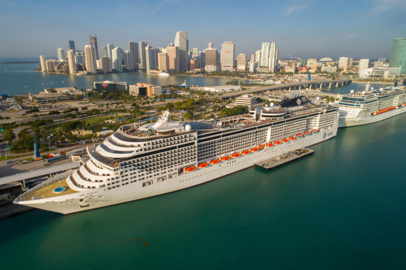 Skyline von Miami mit Kreuzfahrtschiffen im Hafen