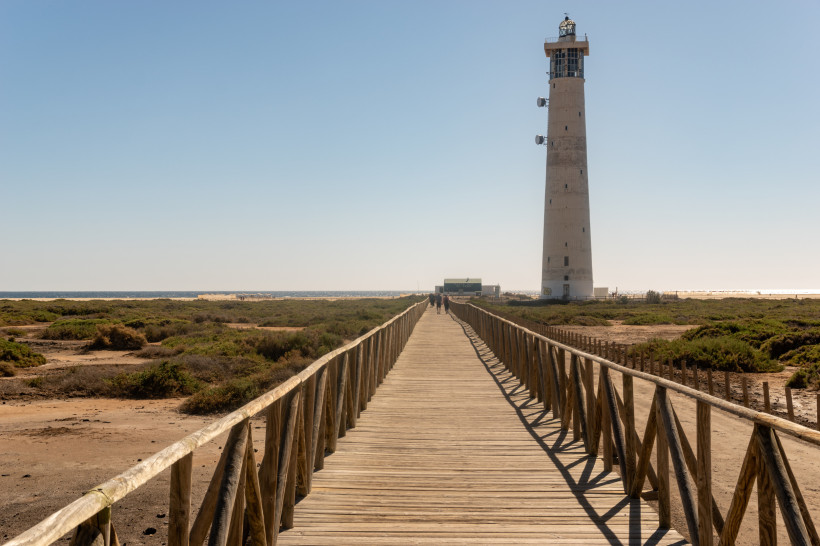Holzsteg durch Dünen zum Leuchtturm Faro de Morro Jable