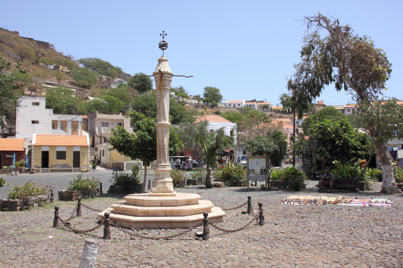 Kapverden - Cidade Velha Historischer Praca da Igreja in Cidade Velha, Kapverden – alter Pranger auf einem gepflasterten Platz mit Kolonialhäusern