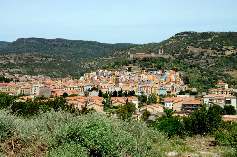 Panoramablick auf Orgosolo auf Sardinien mit bunten Häusern und grüner Hügellandschaft – bekannt für Murales und sardische Kultur im Inselinneren