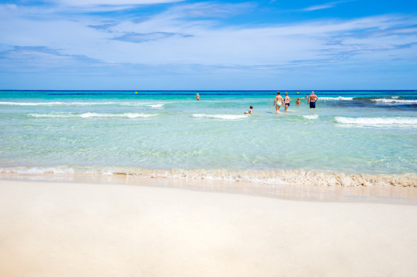 Cala Moreia: Sandstrand mit flachem, türkisfarbenem Meer und Badenden