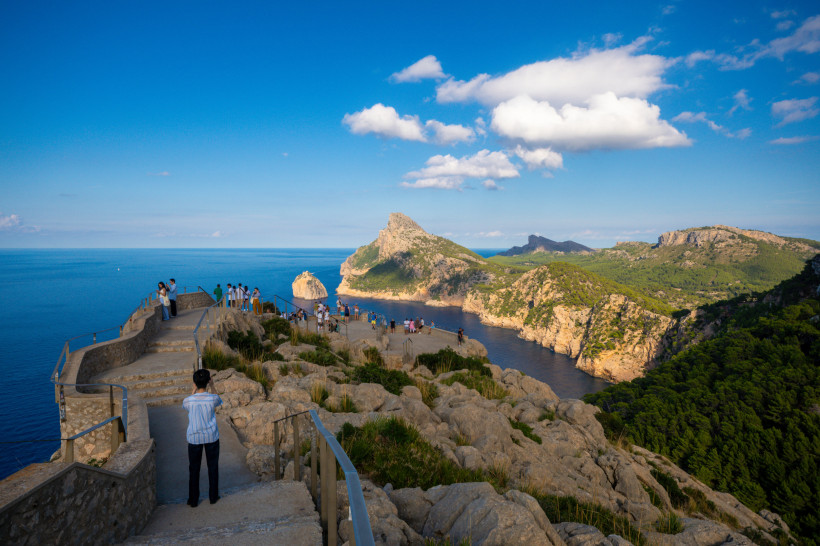 Aussichtsplattform am Mirador Es Colomer mit Blick auf Felsküste und Meer