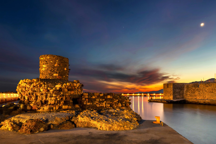 Steinruine der Festung Kales von Ierapetra am Hafen in der Abenddämmerung