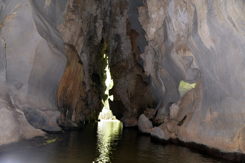 Blick in die beeindruckende Indio-Höhle bei Vinales auf Kuba mit hohen Felswänden, Tropfsteinformationen und einem unterirdischen Fluss, durch den Boote fahren