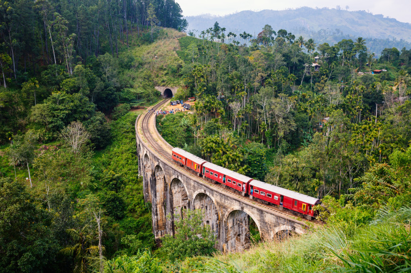 Ella, Sri Lanka Legendärer Zug auf der Nine Arches Bridge bei Ella in Sri Lanka, umgeben von dichtem Dschungel und Bergen