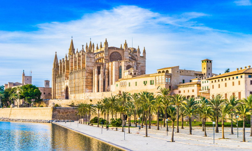Kathedrale La Seu in Palma de Mallorca mit Blick über den Parc de la Mar und die Uferpromenade