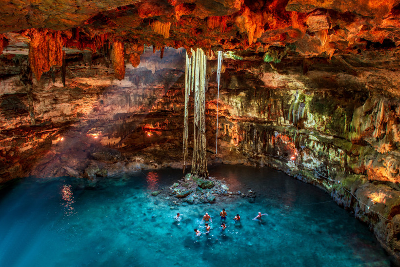 Mexiko Cenote, wassergefüllte Höhle, badende Menschen,