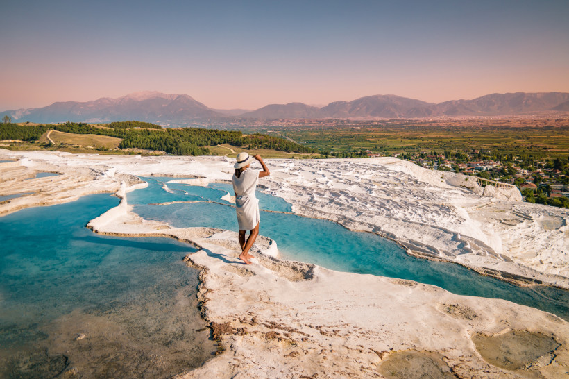 Türkei, Natürliche Travertinpools und -terrassen in Pamukkale