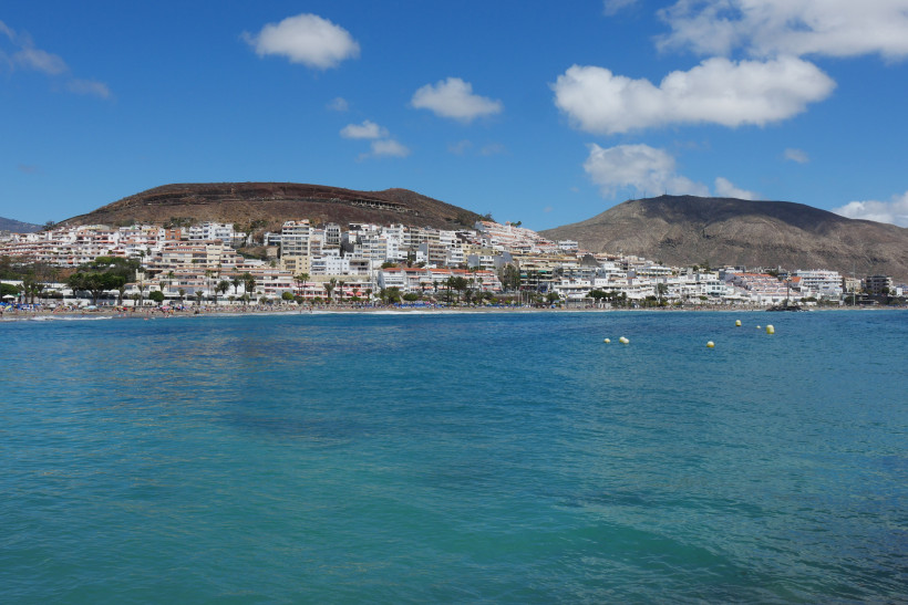 Küstenansicht von Arona auf Teneriffa mit Strand, Meer und bebauten Hängen im Hintergrund