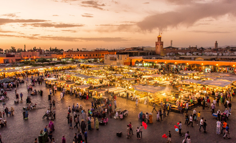 Djemaa el Fna bei Sonnenuntergang – Marrakesch erleben Menschenmengen und leuchtende Marktstände auf dem Djemaa el Fna Platz in Marrakesch, Marokko, bei Sonnenuntergang – lebendige Medina mit orientalischem Flair.