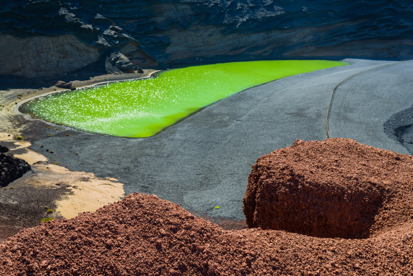 Charco de los Clicos: Der smaragdgrüne Vulkansee von El Golfo auf Lanzarote Charco de los Clicos auf Lanzarote – intensiv grüner Kratersee in El Golfo vor schwarzem Lavastrand und Vulkangestein.