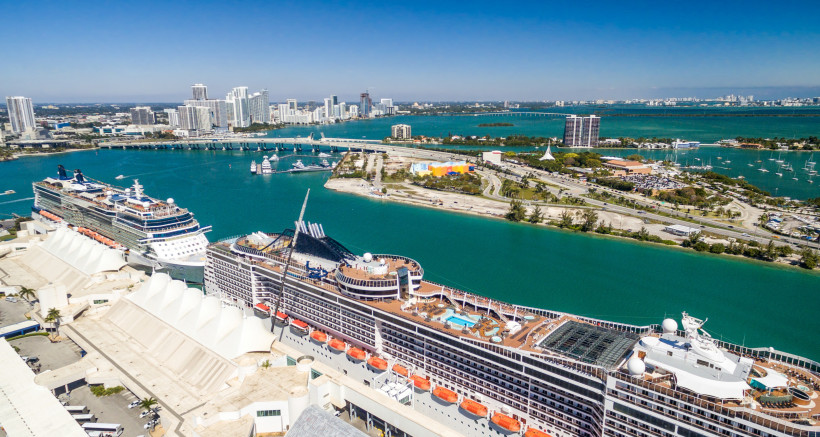 Kreuzfahrtschiffe im Hafen PortMiami vor der Skyline von Miami