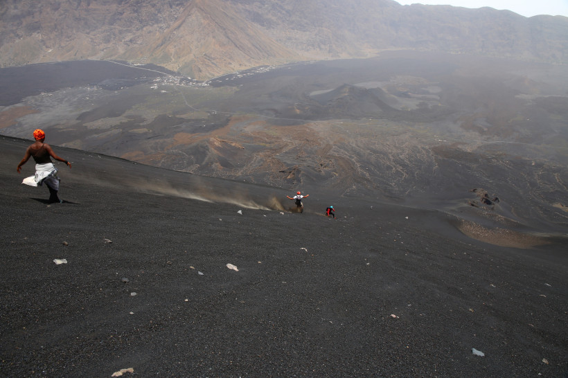 Kapverden - Pico do Fogo Wanderer am Vulkan Pico do Fogo auf den Kapverden – Abstieg durch schwarze Lavaasche in einer spektakulären Kraterlandschaft