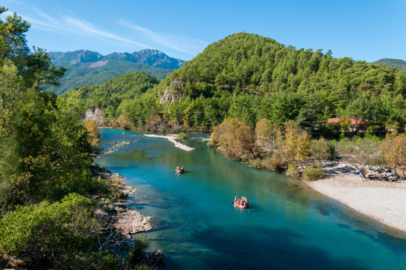 Rafting-Tour im Köprülü Canyon nahe Side mit Booten auf türkisfarbenem Fluss in grüner Berglandschaft