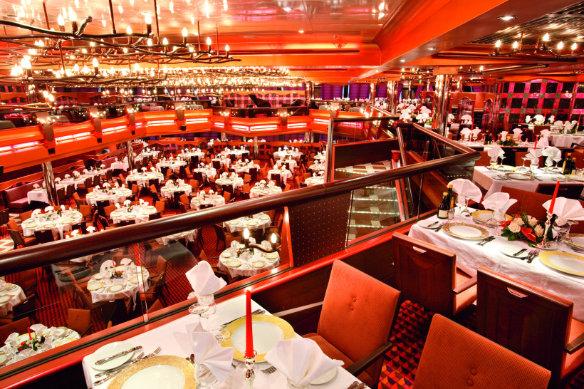 Costa Pacifica – New York Restaurant, Innenansicht mit gedeckten Tischen und Galerie Blick in das New York Restaurant auf der Costa Pacifica mit gedeckten Tischen, roter Beleuchtung und Empore