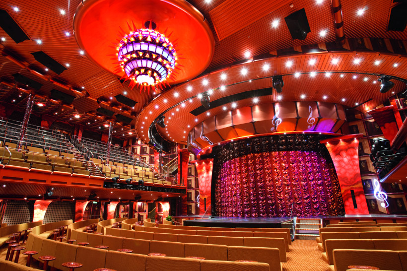 Stardust Theatre der Costa Pacifica, Zuschauerraum mit Bühne und Beleuchtung Innenansicht des Stardust Theatre auf der Costa Pacifica mit Bühne, Vorhang, Sitzreihen und Kronleuchter