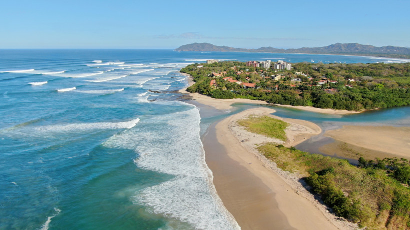 Playa Tamarindo Costa Rica – Surferparadies an der Pazifikküste Playa Tamarindo in Costa Rica mit langen Wellen, goldgelbem Sandstrand und Küstenort an der Pazifikküste