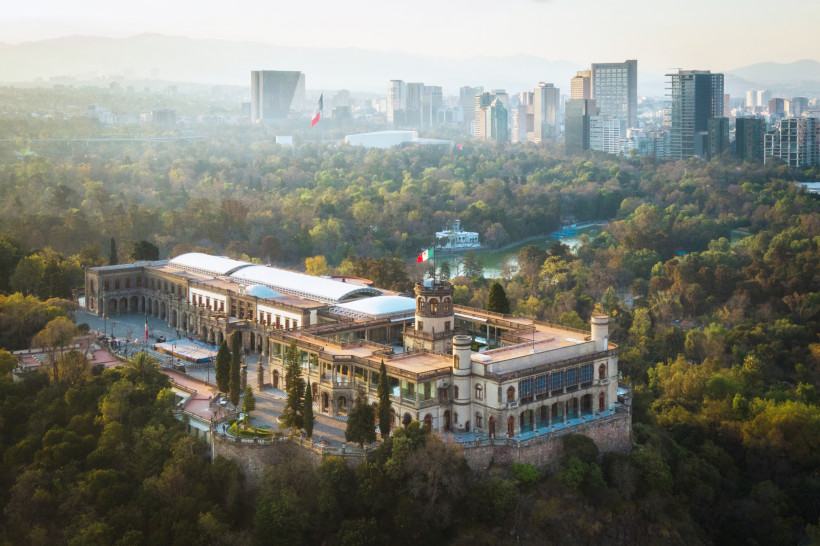 Luftaufnahme des Castillo de Chapultepec in Mexiko-Stadt, historisches Schloss im Park mit Blick auf die Skyline – Sehenswürdigkeit 2025/2026