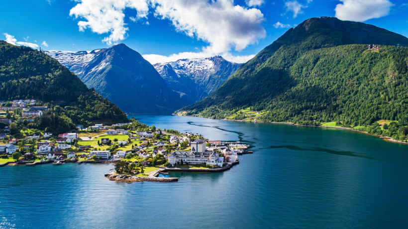 Balestrand am Sognefjord mit Ortschaft, Fjord und umliegenden Bergen Blick auf Balestrand am Sognefjord mit Ortschaft am Ufer, Bergen und schneebedeckten Gipfeln im Hintergrund