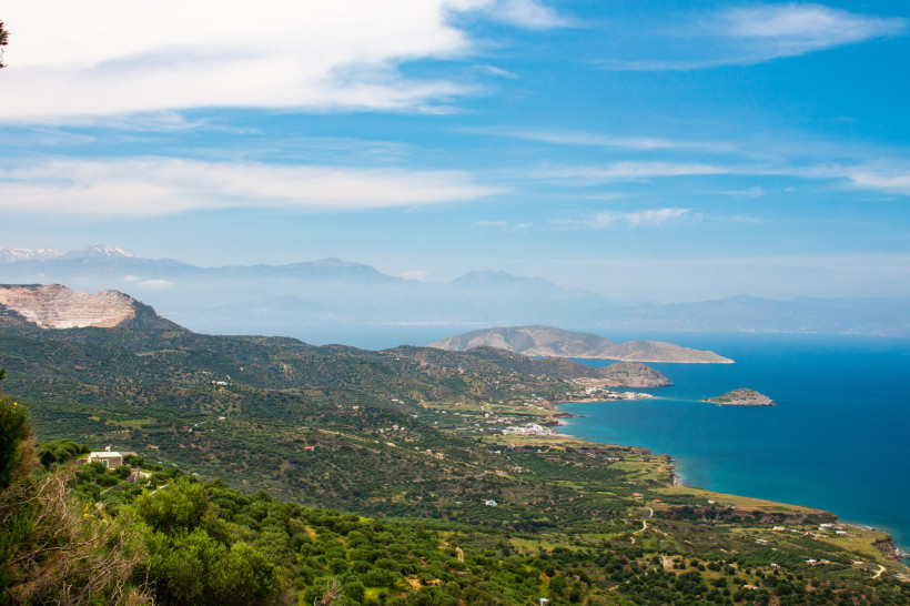 Panoramablick über die Mirabello-Bucht bei Agios Nikolaos mit Küstenlinie, Inseln und Bergen im Hintergrund