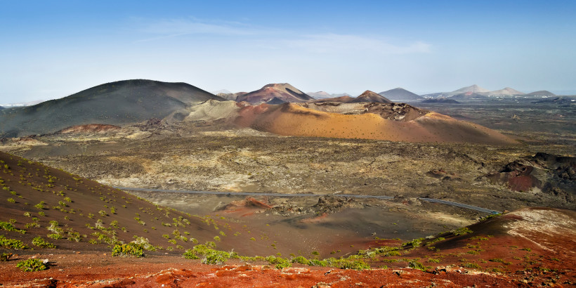 Vulkanlandschaft mit farbigen Asche- und Lavafeldern im Timanfaya-Nationalpark auf Lanzarote