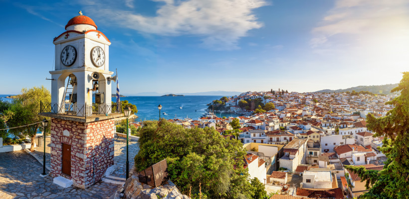 Agios Nikolaos: Uhrturm am Hafen mit Blick auf die Küstenstadt und die Bucht Uhrturm mit roter Kuppel über der Bucht von Agios Nikolaos, Blick auf die Stadt und das Meer