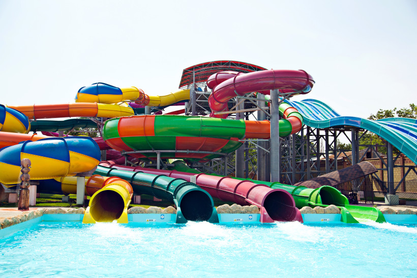 Bunte Wasserrutschen in einem Wasserpark Mehrere bunte Wasserrutschen in einem Wasserpark mit Auslaufbecken