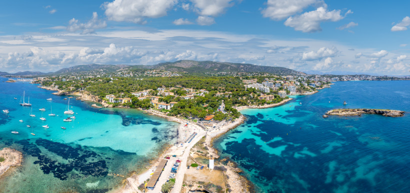 Illetas: Blick auf Playa de Illetas mit Küste und türkisblauem Wasser