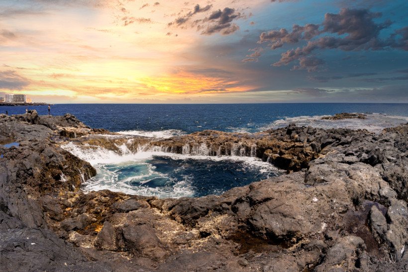 El Bufadero de La Garita – Naturschauspiel an der Atlantikküste Gran Canarias El Bufadero de La Garita auf Gran Canaria – natürliche Lavaküste mit Wasserbecken und Brandung, atemberaubender Blick auf den Atlantik bei Sonnenuntergang.