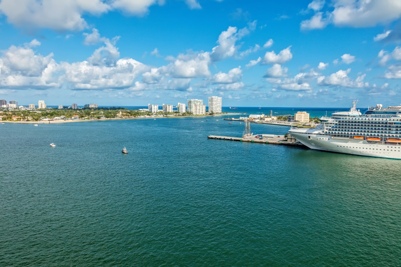 Kreuzfahrtschiff am Pier in Port Everglades bei Fort Lauderdale, Blick über das Hafenbecken
