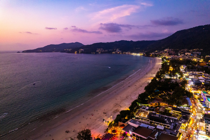 Patong Beach Phuket bei Sonnenuntergang ★ Nachtleben Luftaufnahme vom Patong Beach auf Phuket bei Sonnenuntergang mit bunten Lichtern, Restaurants und Bars – perfektes Ziel für Strandurlaub und Nachtleben 2025/2026