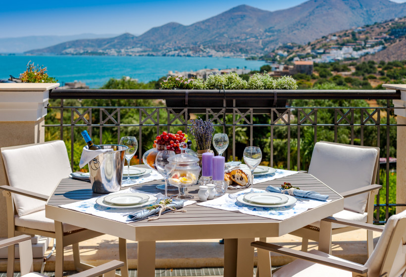 Stalida: Genussvolle Urlaubstage mit Meerblick Gedeckter Tisch mit Meerblick auf Kreta – entspannte Urlaubsatmosphäre für Paare und Genießer wie in Stalida